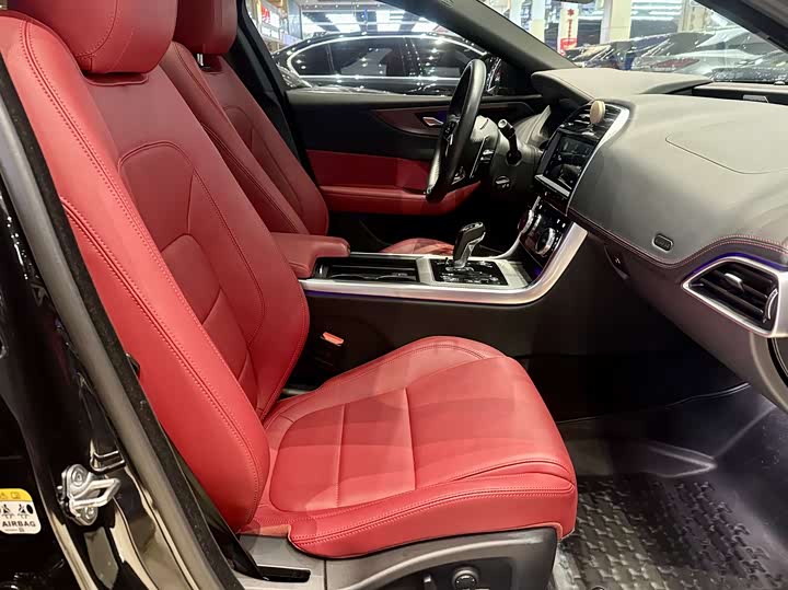 Фото 9 - Jaguar XE L