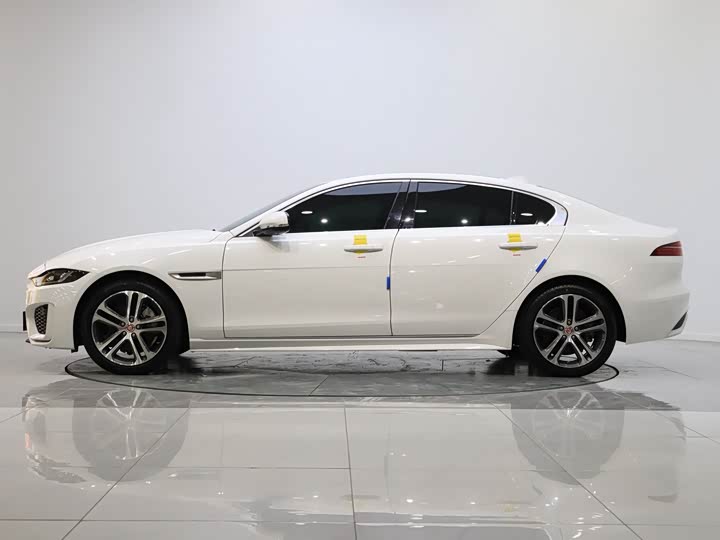 Фото 3 - Jaguar XE L