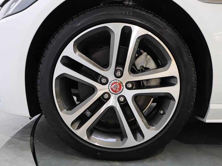 Фото 6 - Jaguar XE L