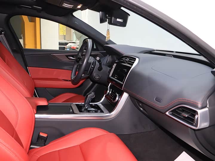 Фото 7 - Jaguar XE L