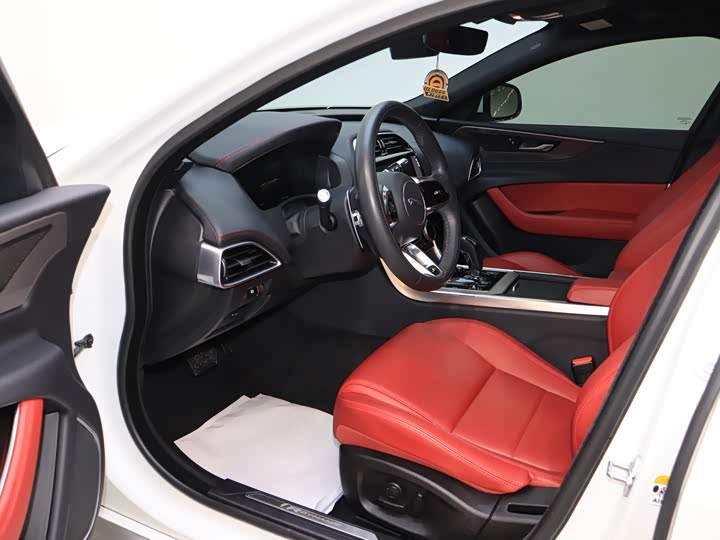 Фото 8 - Jaguar XE L