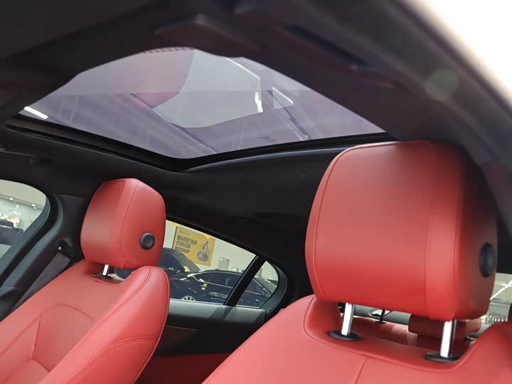 Фото 9 - Jaguar XE L