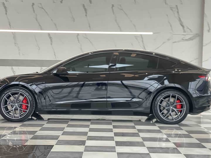 Фото 4 - Tesla Model 3