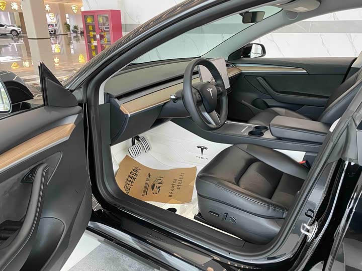 Фото 8 - Tesla Model 3