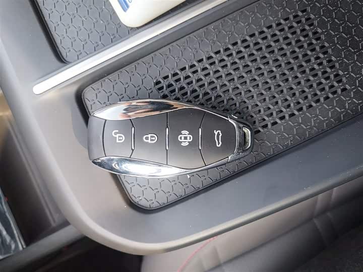 Фото 9 - Hongqi EH7