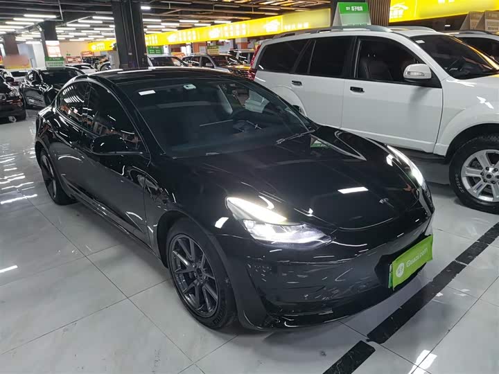 Фото 4 - Tesla Model 3