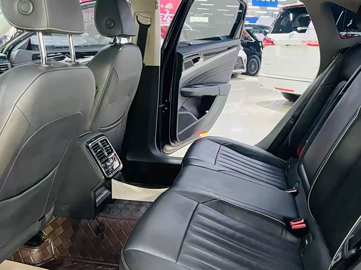 Фото 8 - Volkswagen Passat