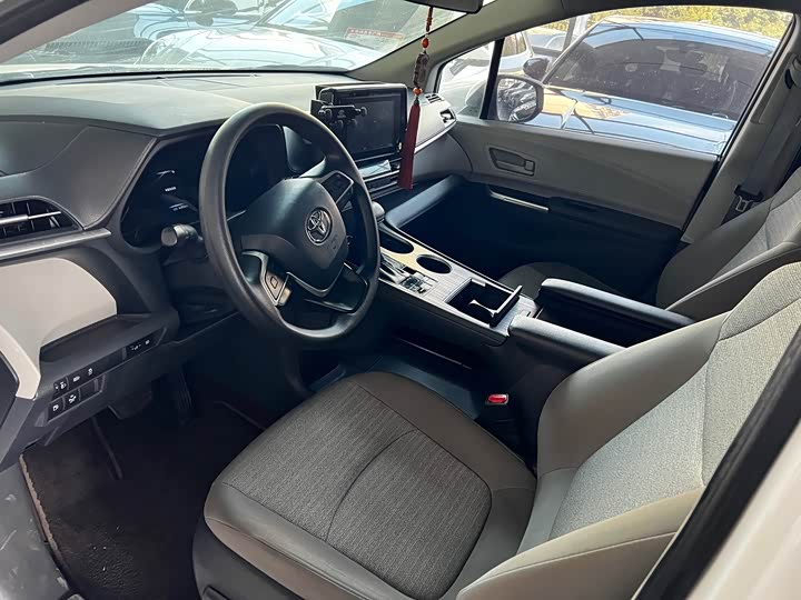 Фото 4 - Toyota Sienna