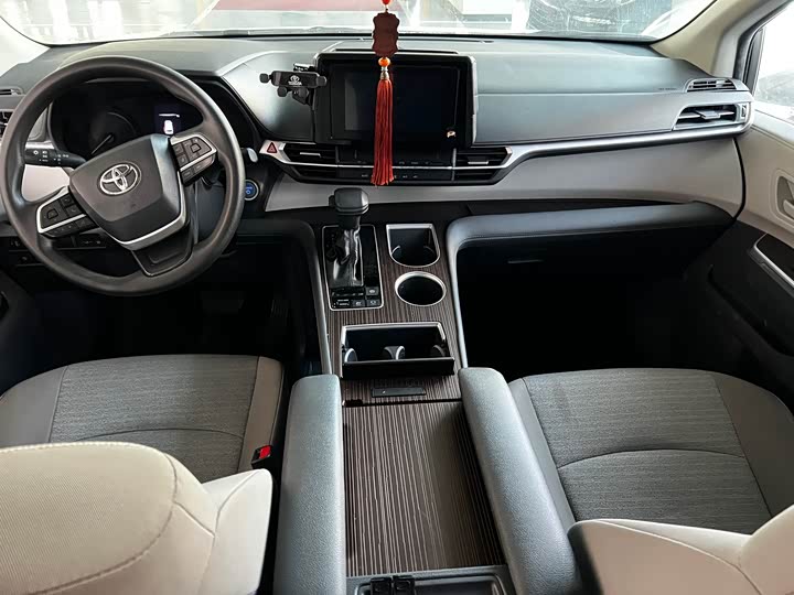 Фото 5 - Toyota Sienna