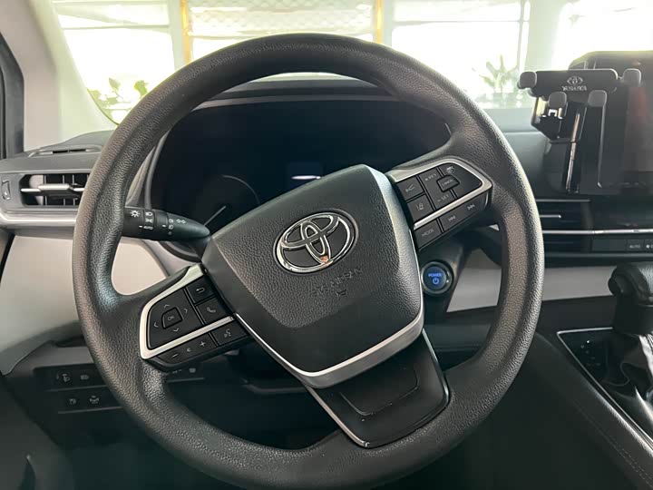 Фото 6 - Toyota Sienna
