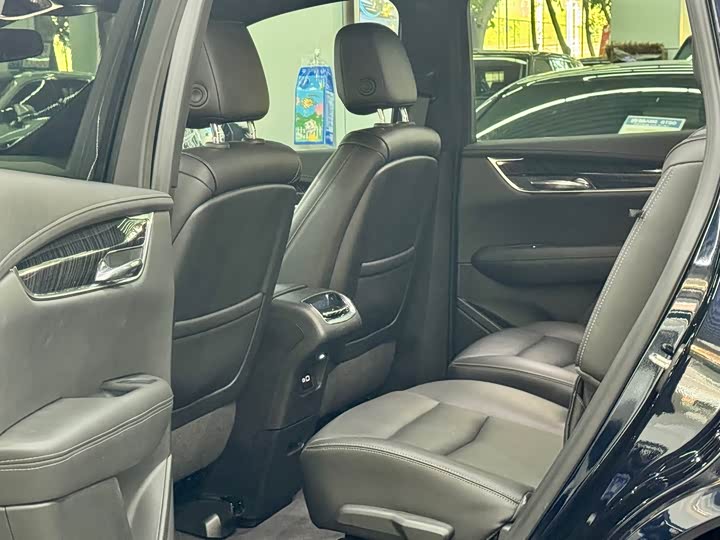 Фото 6 - Cadillac XT6