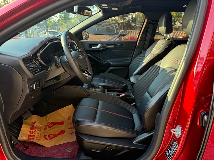 Фото 4 - Ford Focus