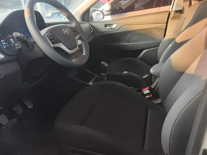 Фото 9 - Hyundai Verna