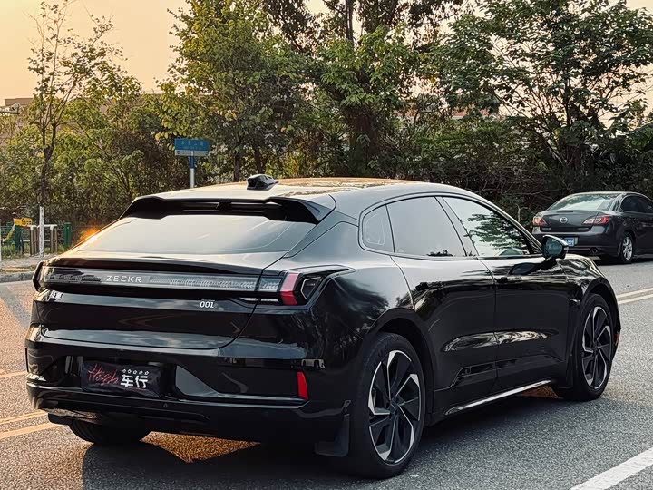 Фото 6 - Zeekr 001