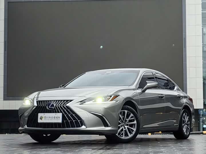 Фото 1 - Lexus ES