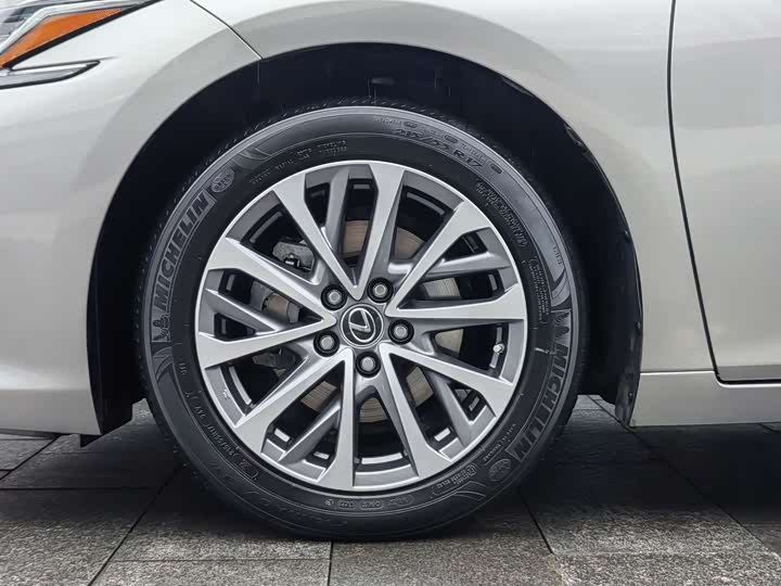 Фото 8 - Lexus ES