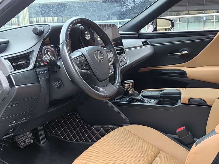 Фото 9 - Lexus ES