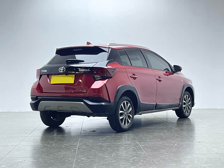 Фото 3 - Toyota Yaris L Hatchback