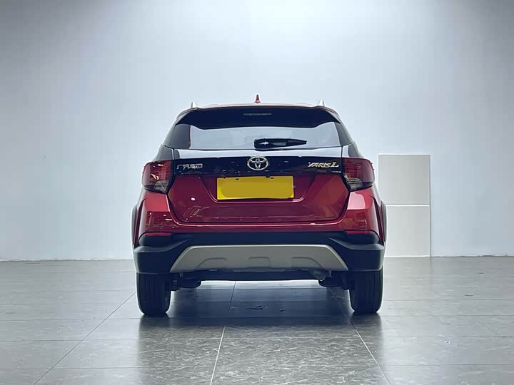 Фото 4 - Toyota Yaris L Hatchback