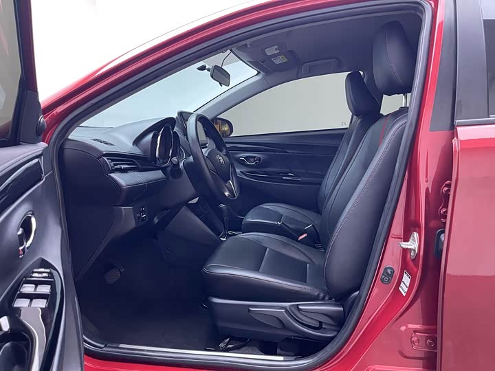 Фото 9 - Toyota Yaris L Hatchback