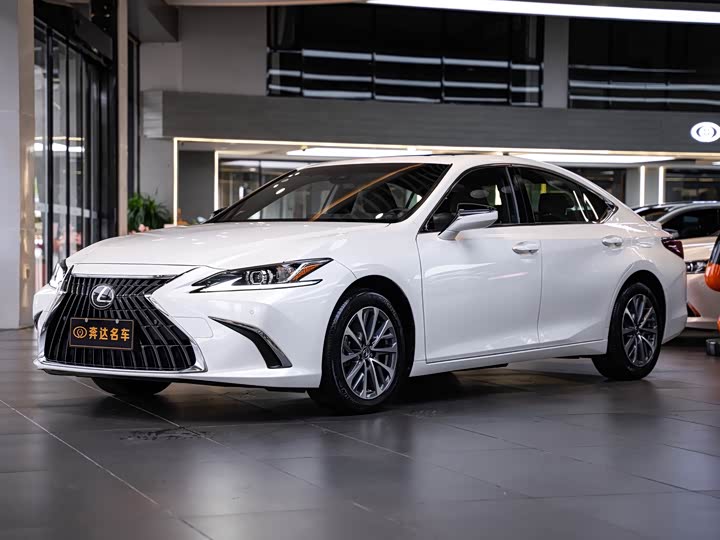 Фото 1 - Lexus ES