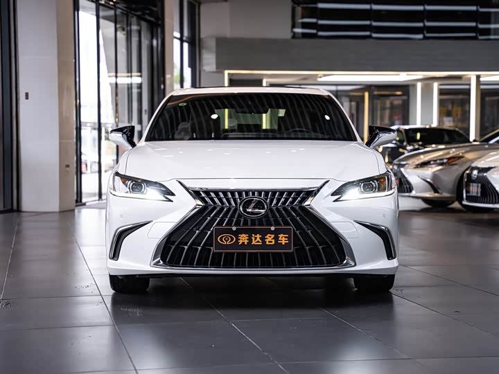 Фото 2 - Lexus ES