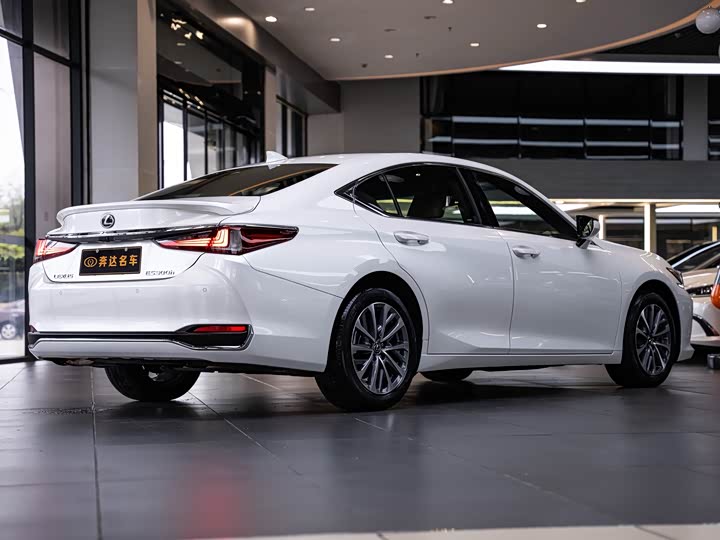 Фото 3 - Lexus ES