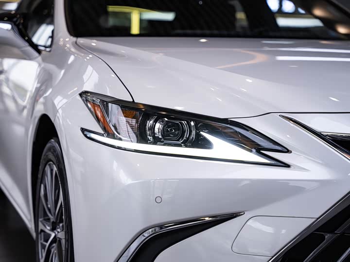 Фото 6 - Lexus ES