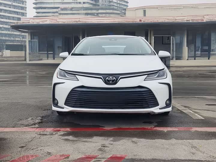 Фото 2 - Toyota Corolla