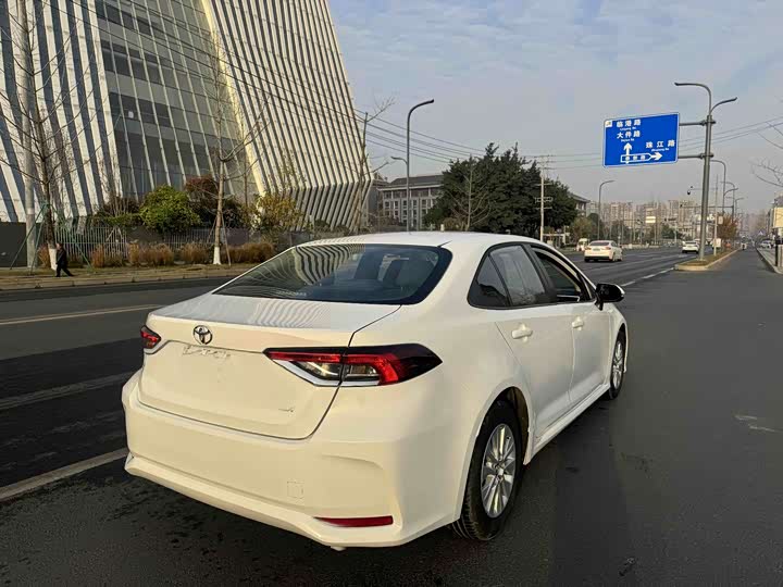 Фото 3 - Toyota Corolla