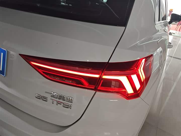 Фото 8 - Audi Q3