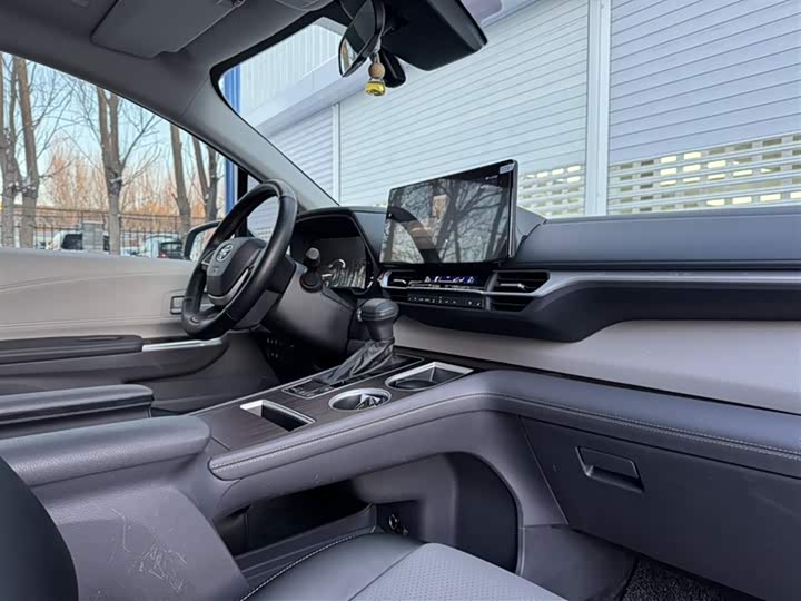 Фото 4 - Toyota Sienna