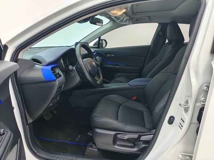 Фото 7 - Toyota C-HR