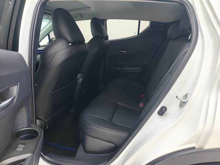 Фото 8 - Toyota C-HR