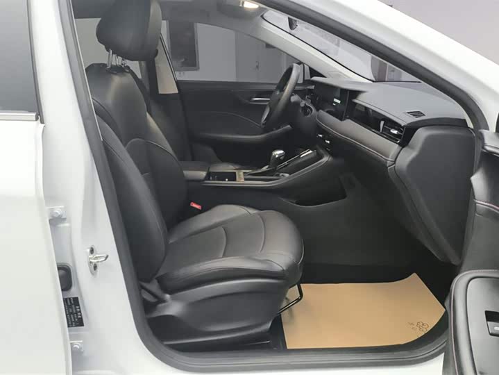 Фото 8 - Roewe i5