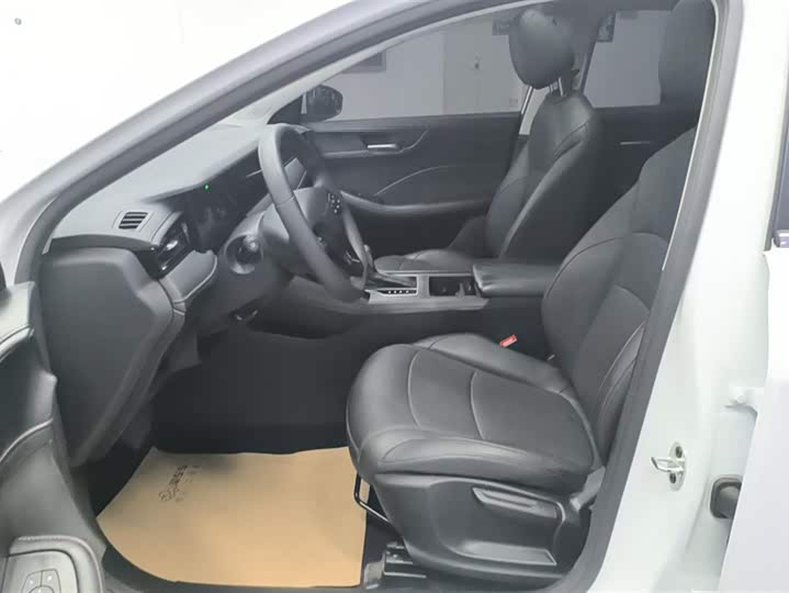 Фото 9 - Roewe i5