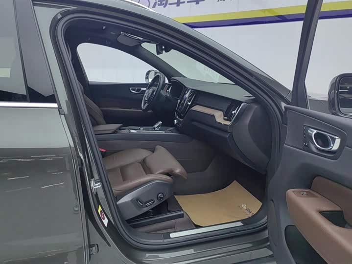 Фото 8 - Volvo XC60