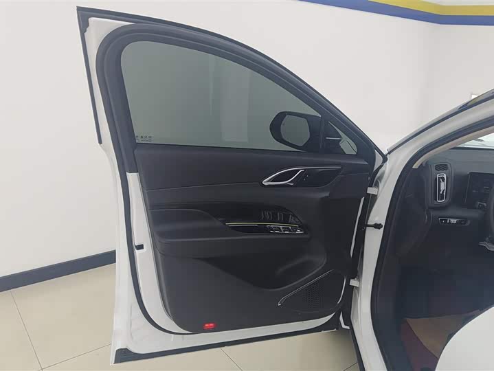 Фото 7 - Hongqi HS3 Hybrid