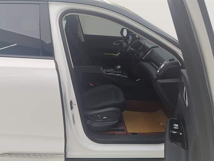 Фото 8 - Hongqi HS3 Hybrid