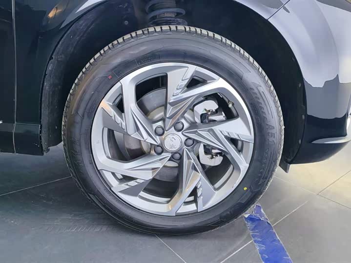 Фото 6 - Hongqi HS3 Hybrid