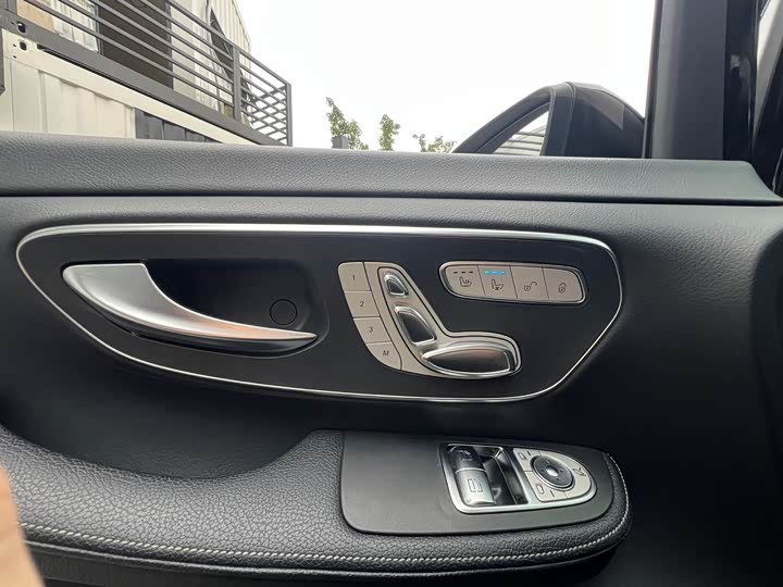 Фото 9 - Mercedes-Benz V-Class