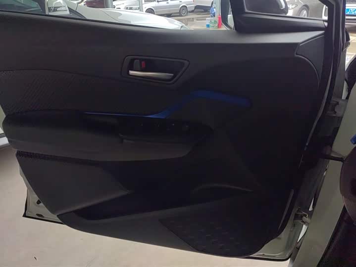 Фото 7 - Toyota C-HR