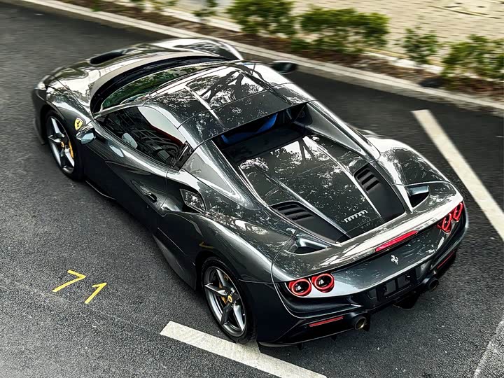 Фото 4 - Ferrari F8