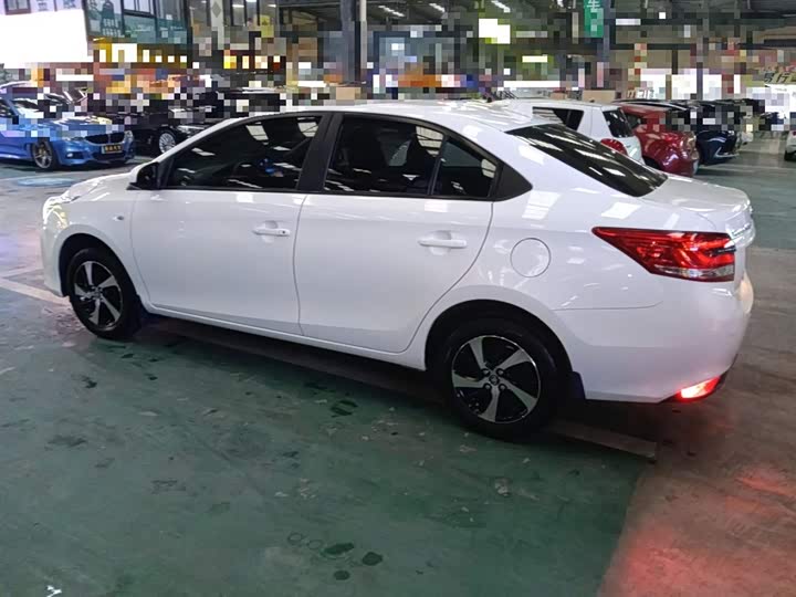 Фото 5 - Toyota Yaris L