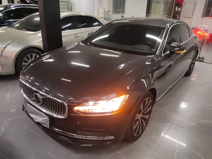 Фото 2 - Volvo S90