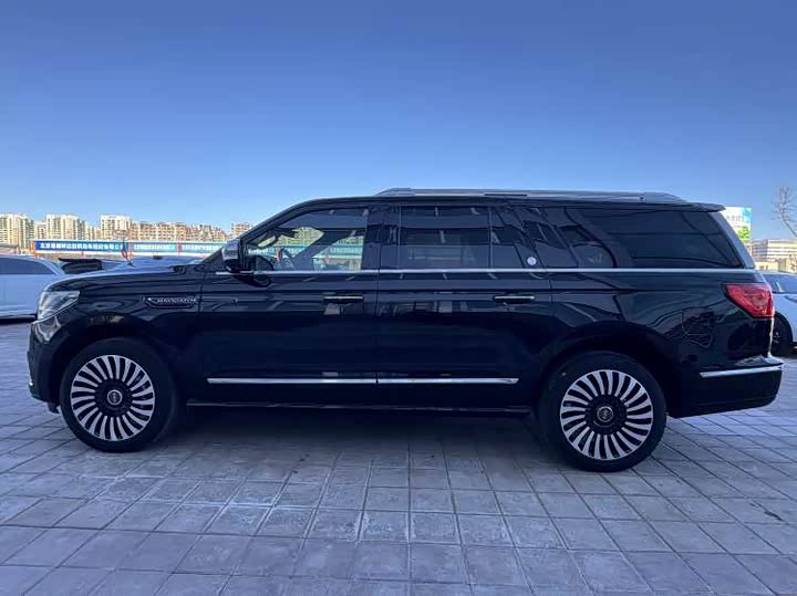 Фото 2 - Lincoln Navigator