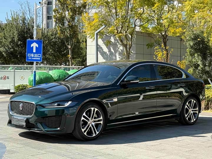 Фото 1 - Jaguar XE L