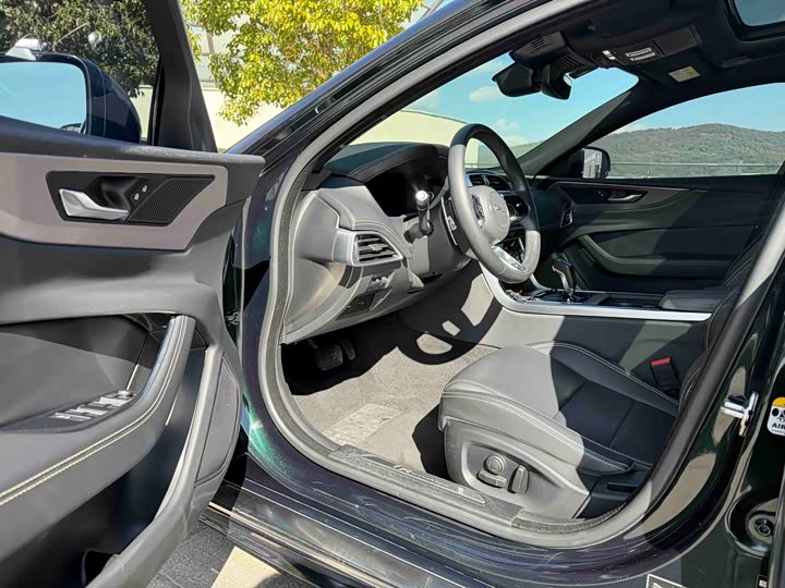 Фото 4 - Jaguar XE L