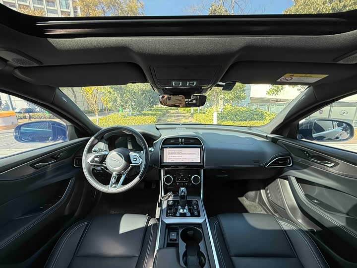 Фото 6 - Jaguar XE L