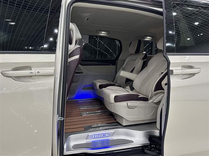 Фото 8 - Buick GL8 ES